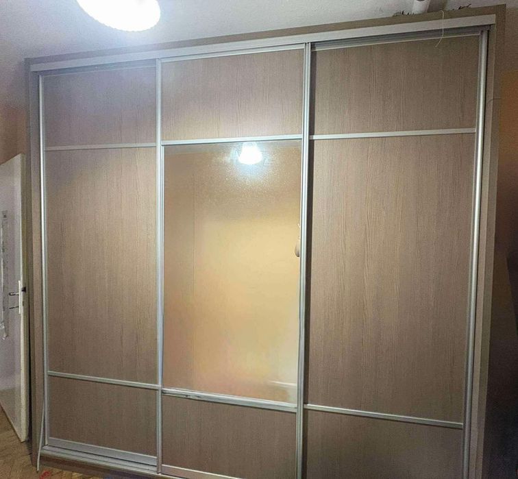 Гардероб с плъзгащи врати