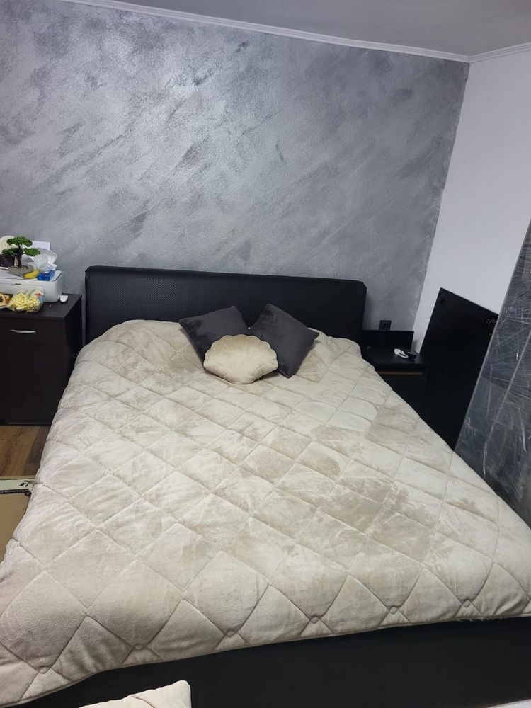 Pat din piele neagra saltea si noptiere