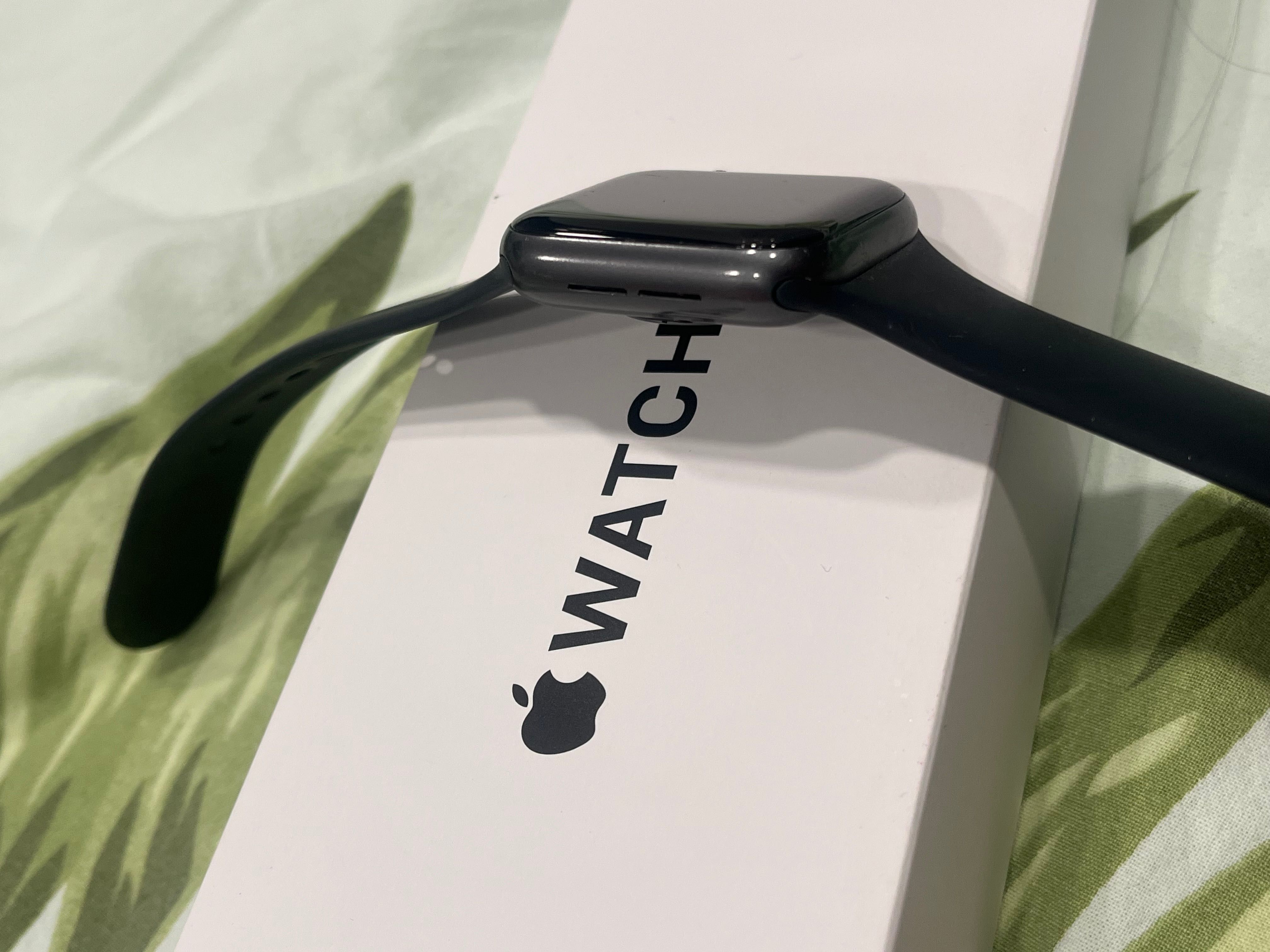Часовник - Apple watch SE