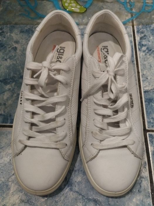 Vând pantofi piele