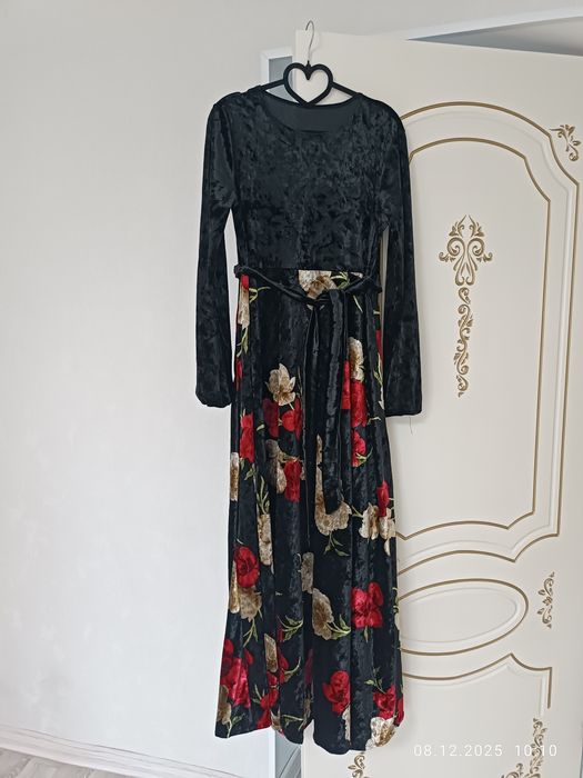 Вечерние скромный. Без запаха. Размер 44-46 .