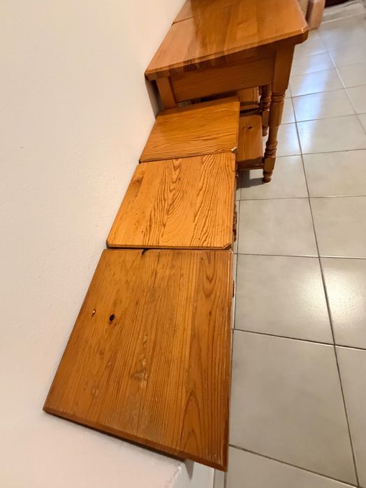 Маса със табуретки от чам