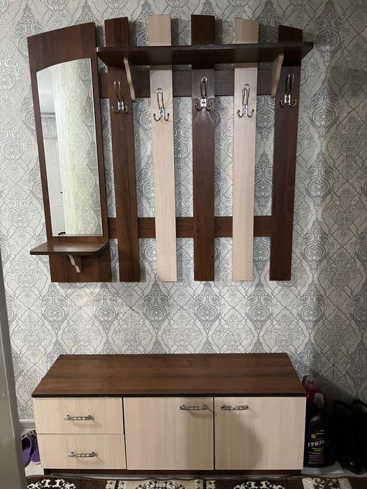 Продам прихожую тумбочку и вешалку