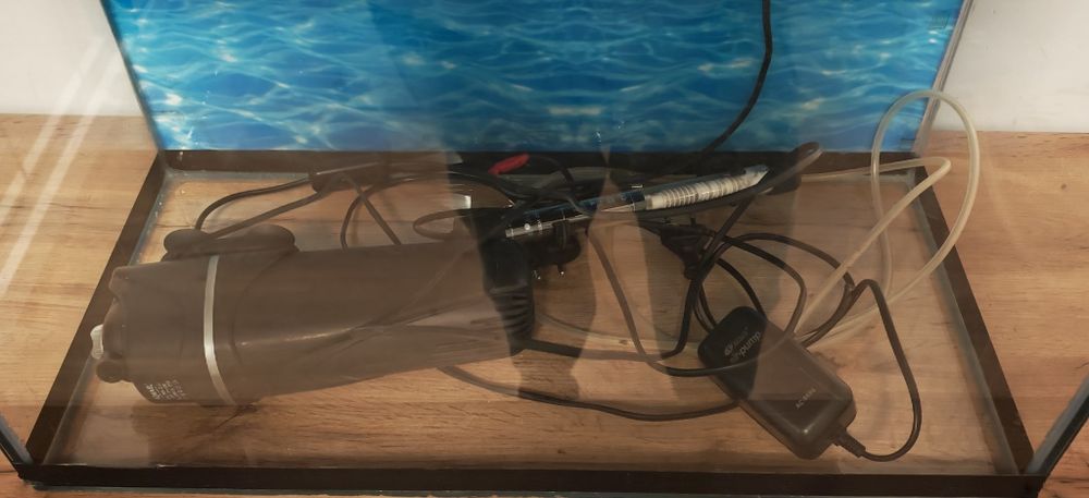 Vând acvariu Juwel complet echipat 80l