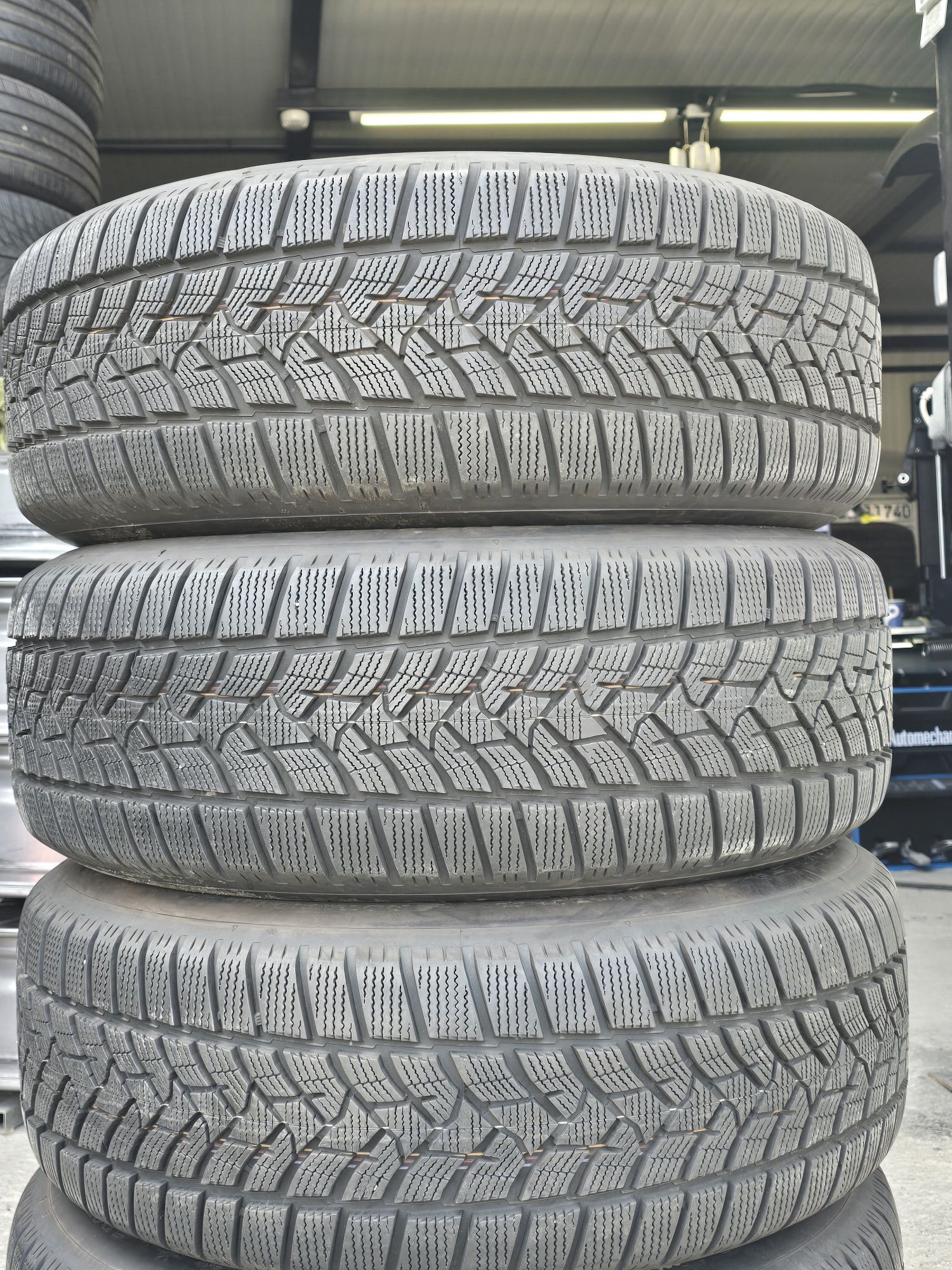 4 Броя 235/60/18 Dunlop 2x8,5mm 2x8,2mm 22dot