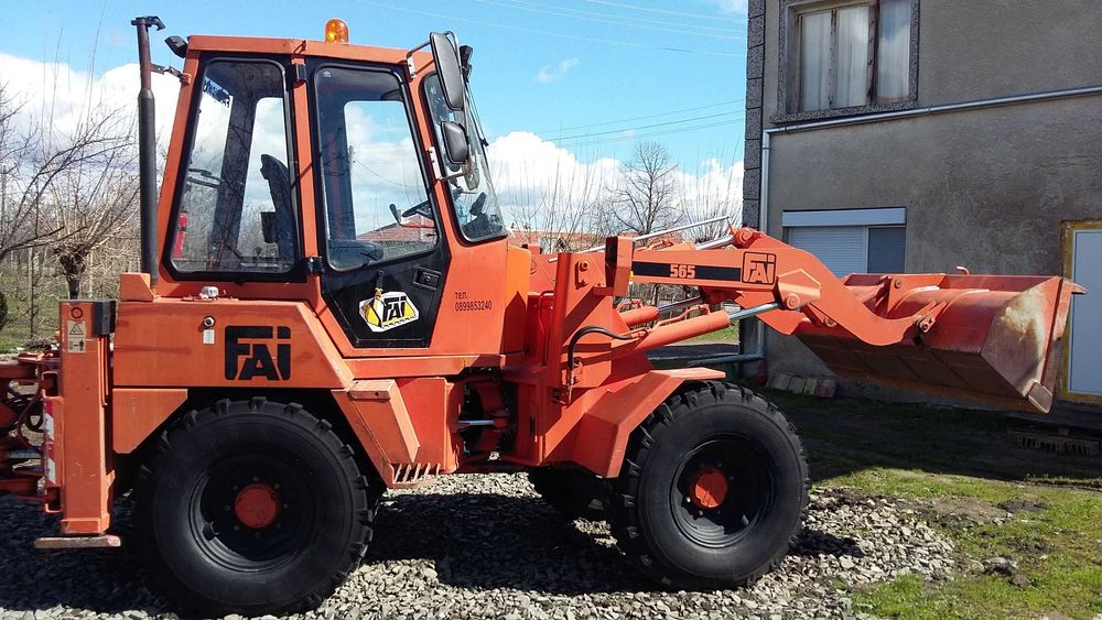 Багер, челен товарач с копател