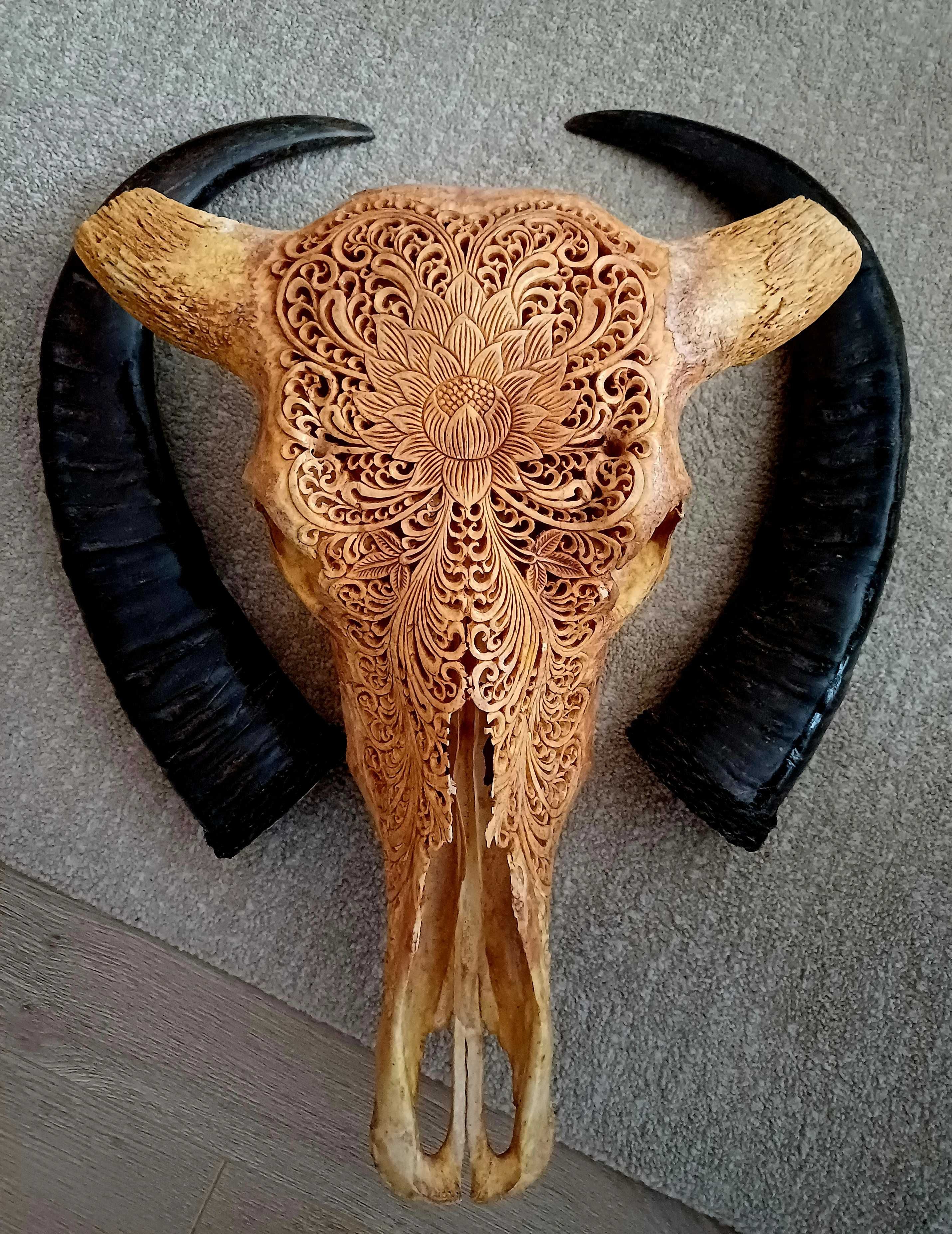 craniu de bivol cu coarne. decor de perete sculptat manual ,mandala.