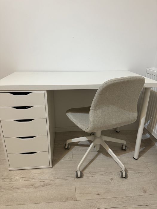 Vând birou cu tot cu scaun