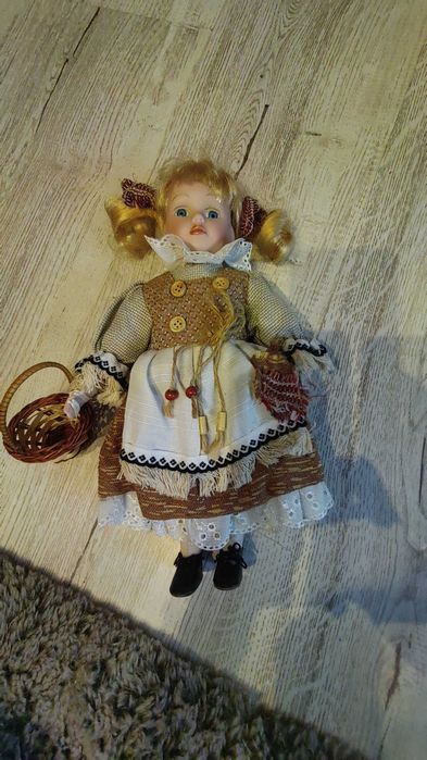 Păpușă veche din porțelan