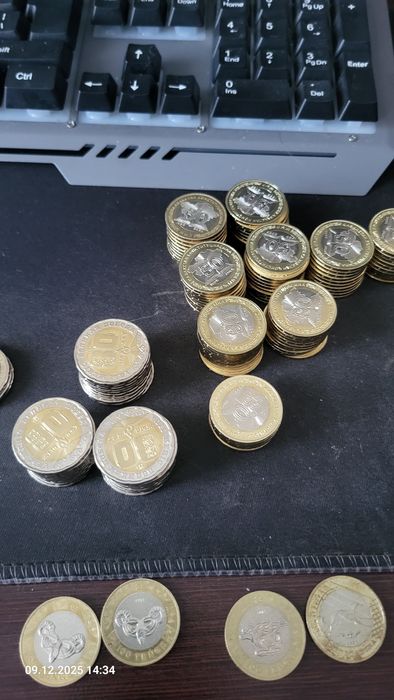 Монеты 100 и 200 тенге
