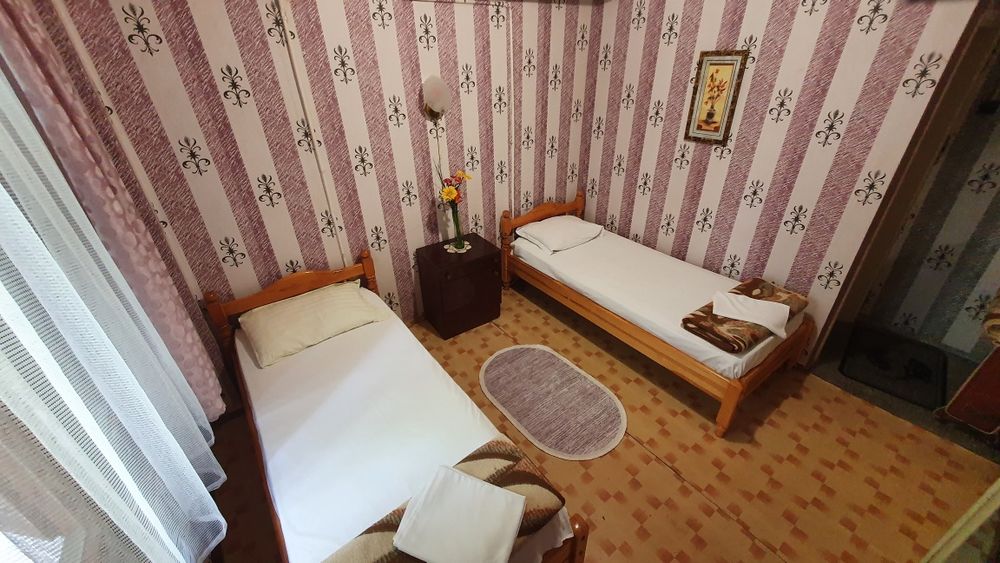 Дървени единични легла с матраци и русенски с дюшеци