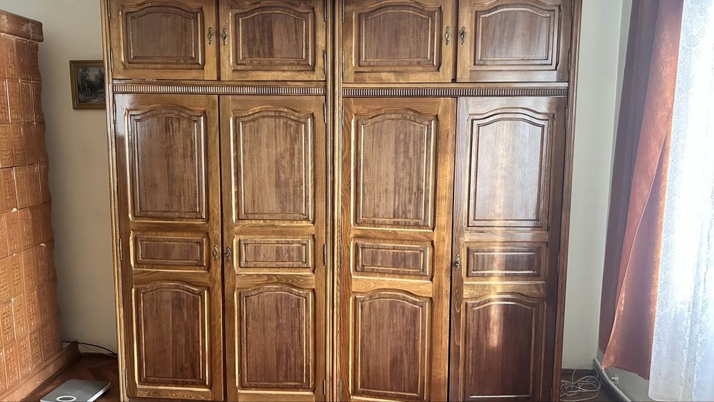 Vand doua Dulapuri  antice din lemn masiv