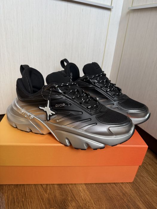 Sneakera Dior and Lewis Hamilton B44 Blade