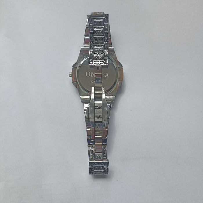 Мъжки ръчен часовник с орнаменти и метален корпус