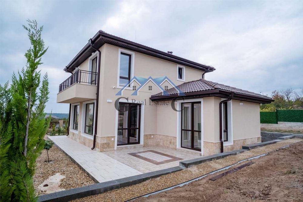 Къща с 4 спални, двор,паркомясто,285000 евро и 310000 евро, Приселци