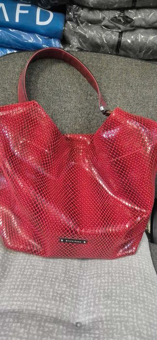 Продавам червена дамска чанта.