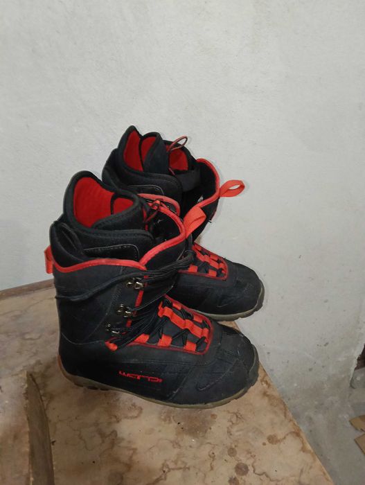 Сноуборд обувки различни размери.