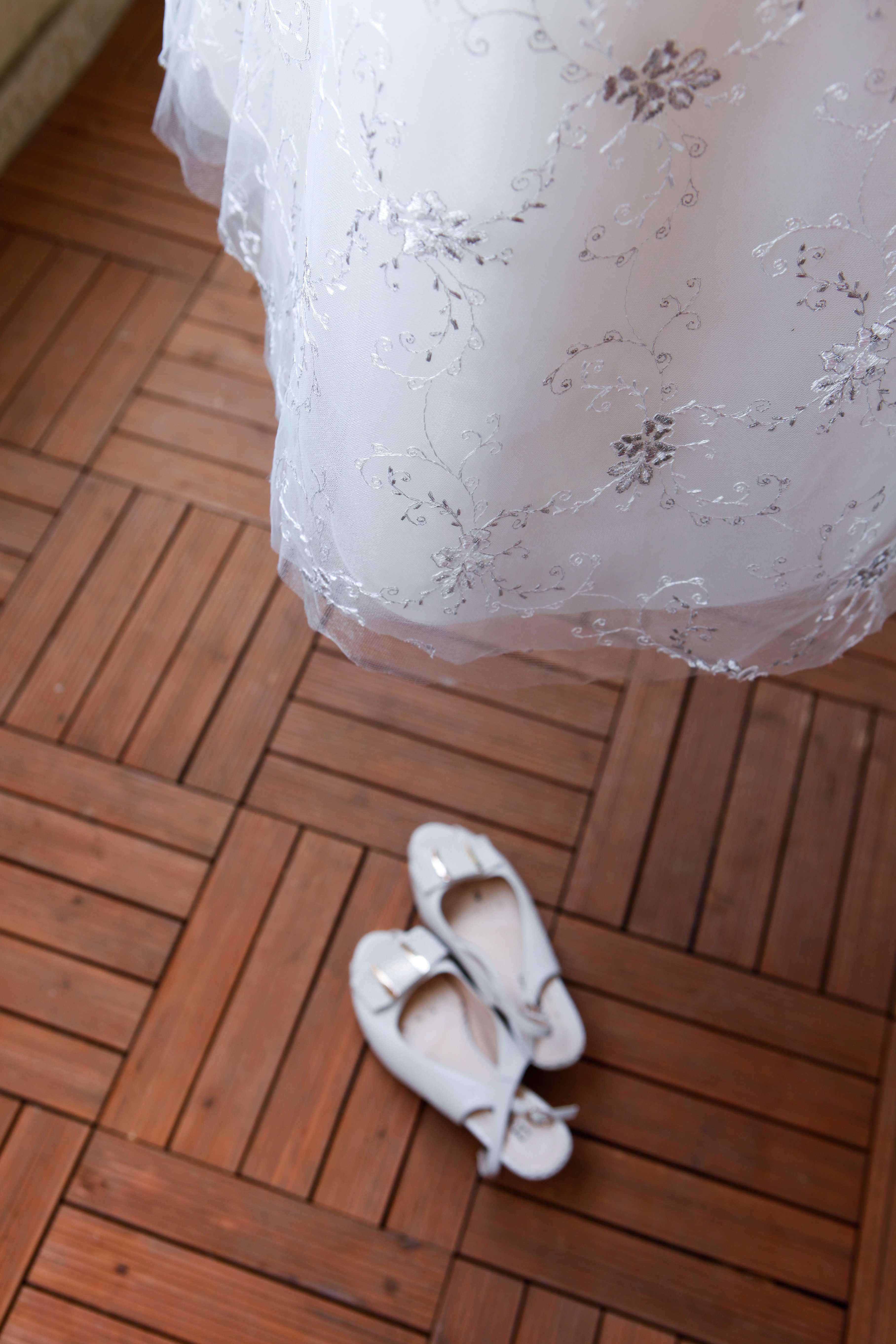 Сватбена рокля, средна дължина с дантела