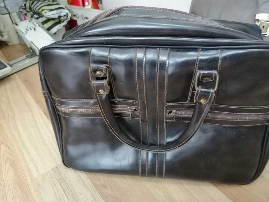 Продавам стари дипломатически чанти