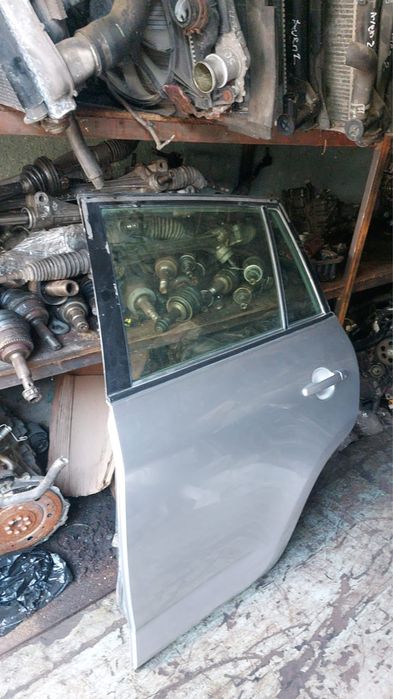 Продам двери и кузовные запчасти рав 4