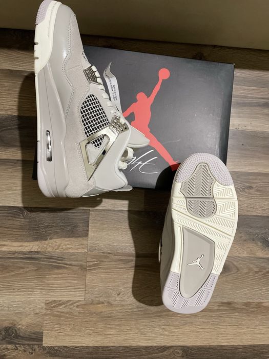 Air Jordan 4 Frozen Moments