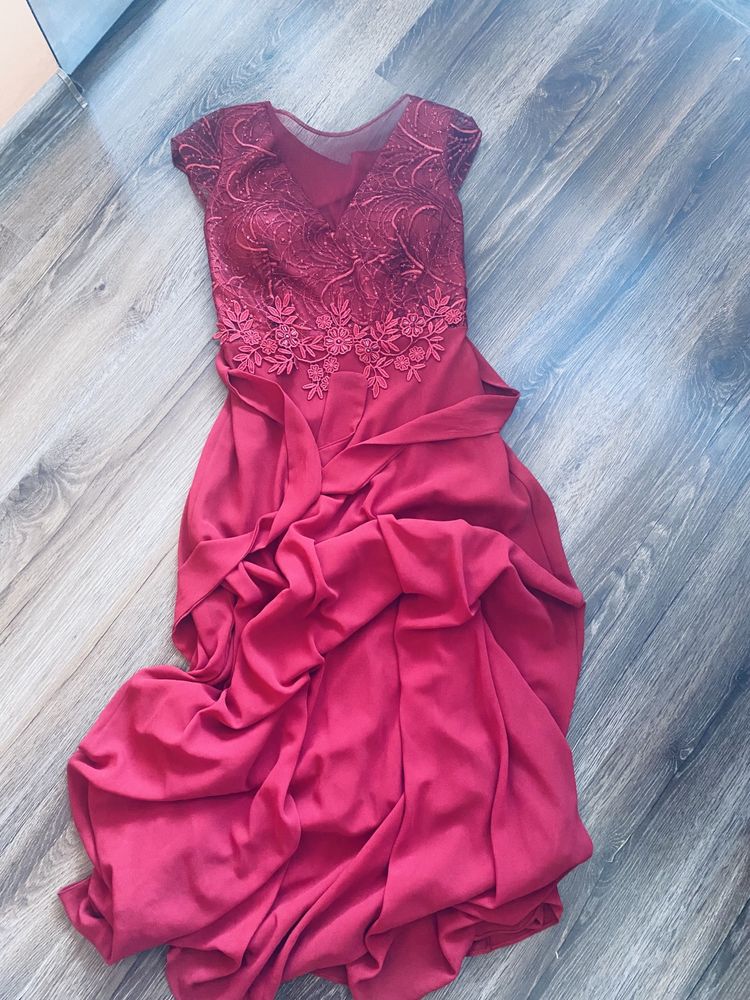 Червена официална шаферска рокля