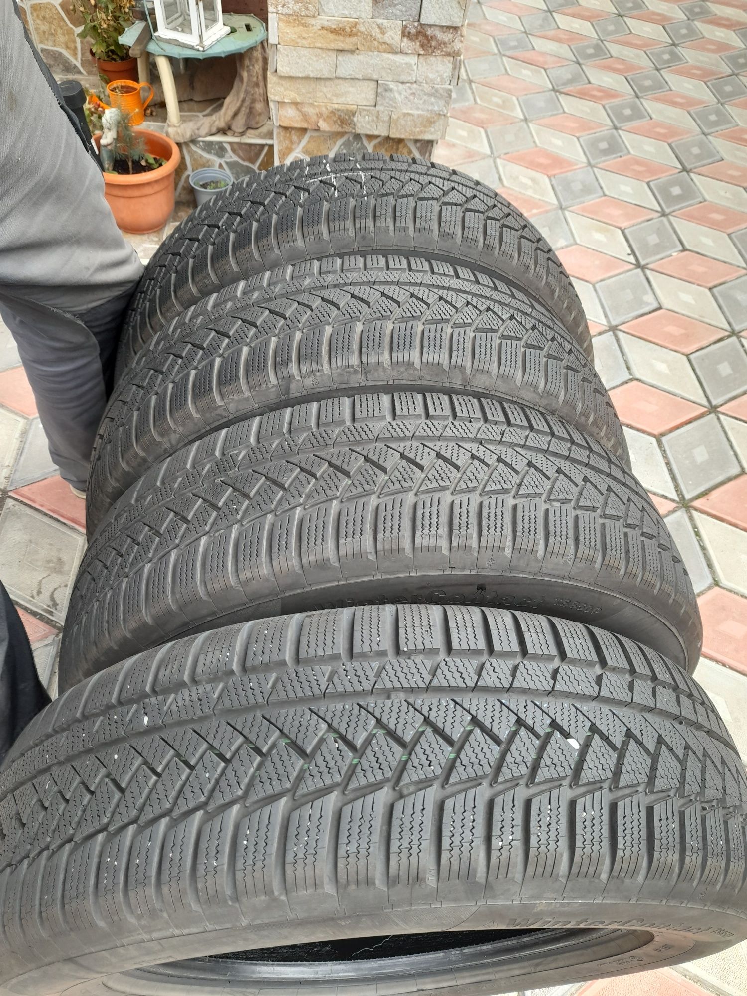 Vand 4 anvelope de iarna 215 65 r17 CONTINENTAL aproape noi
