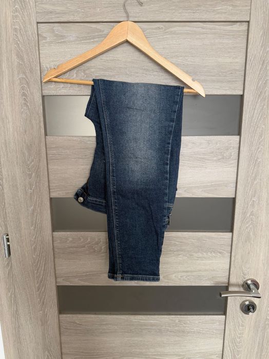 Дънки slim fit с изтъркан ефект