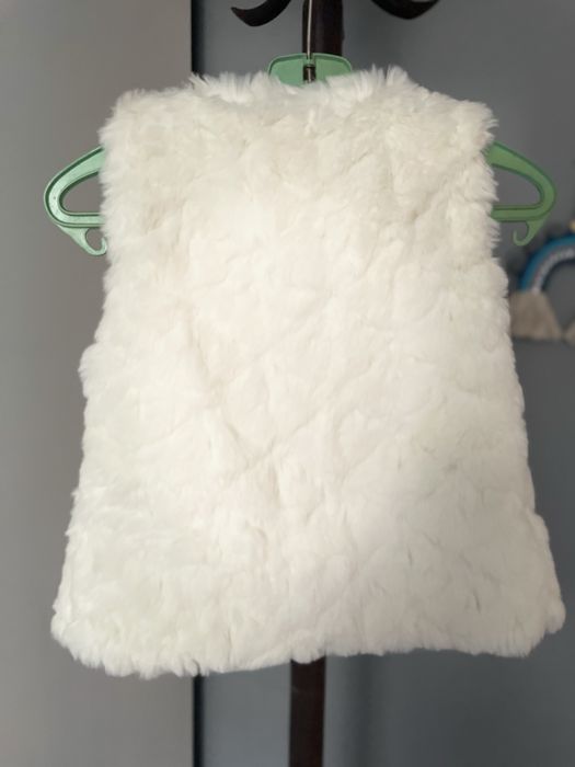 Зимно бяло пухесто елече за дете