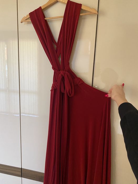 Дълга червена рокля