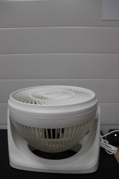 Преносим настолен вентилатор Amazon Basics, 18см, тихо охлаждане, 3ск.