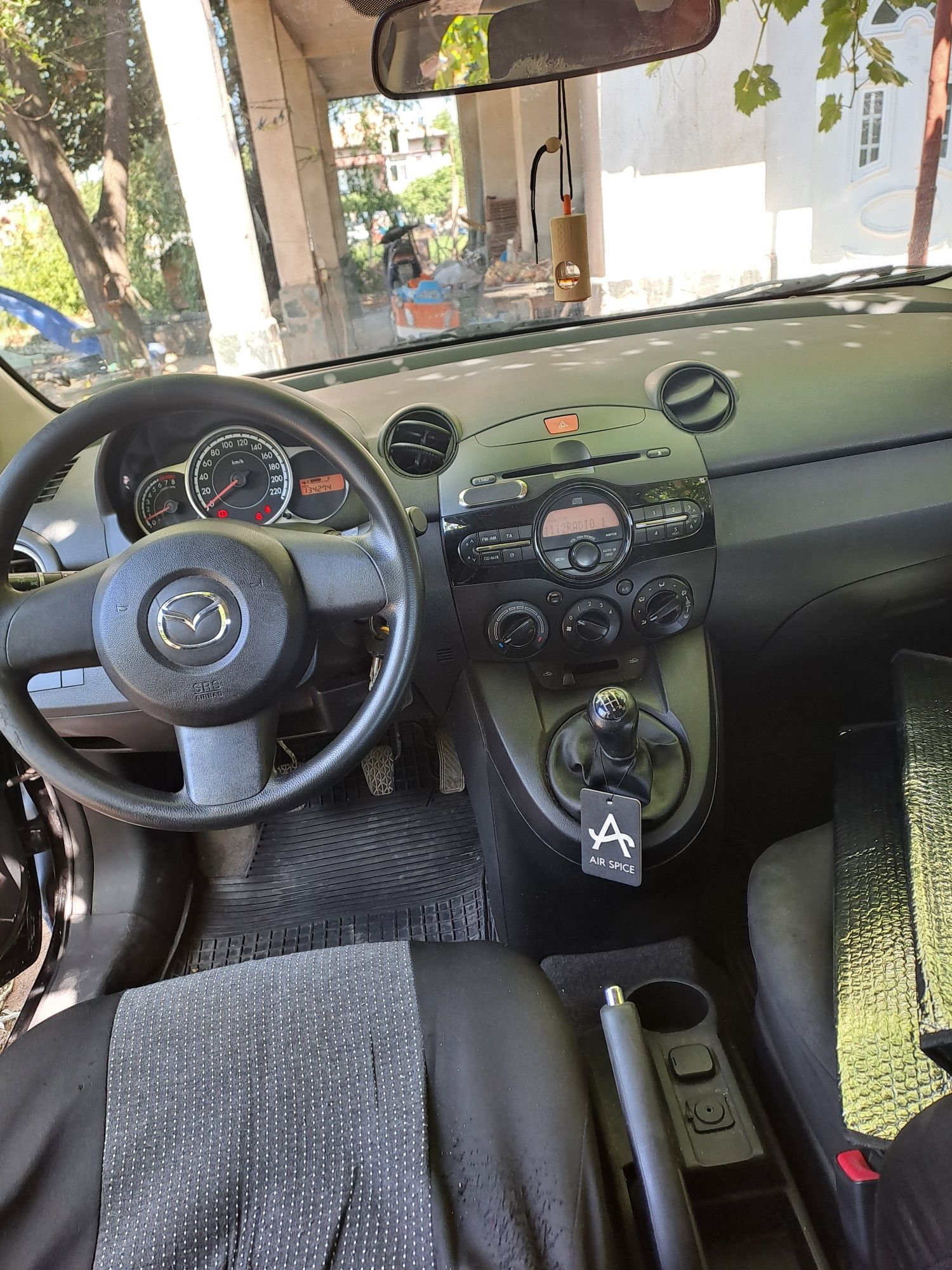 Лек автомобил mazda2