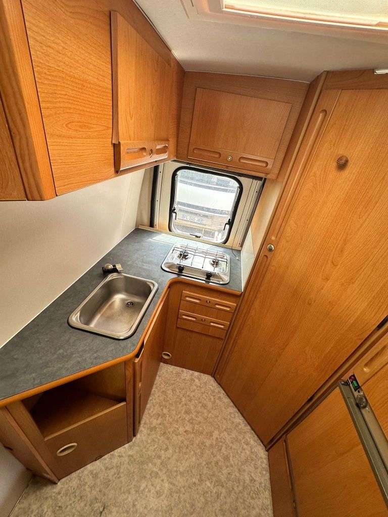 Camper autorulota Adria 4 locuri dormit 4 locuri în mers