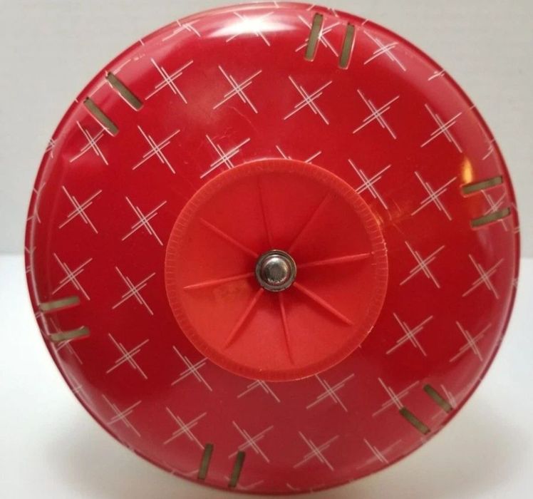 Jucărie veche. Obiectul din imagine este o jucărie tip titirez cu tren