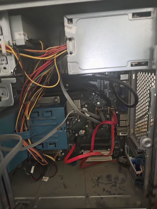 Vând calculator Folosit puțin