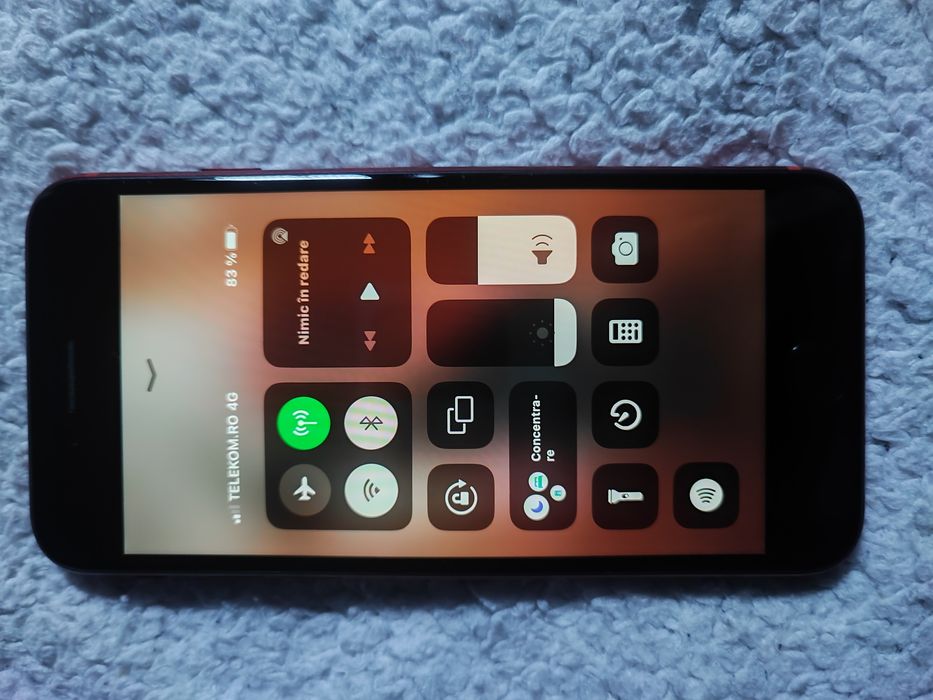 Vând iPhone 8 Red