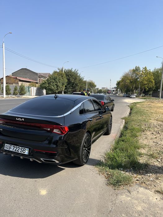 Kia k5 2023 qora rang operski