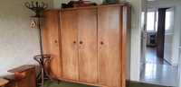 Античен дървен гардероб