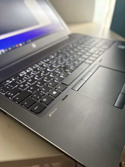 Lapotp Workstation/Gaming• i7-6820HQ• 16gb ram• Nvidia 4Gb dedicat•