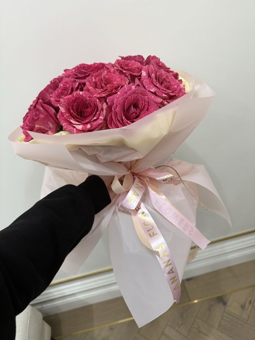 Красивый букет из роз мраморного окраса