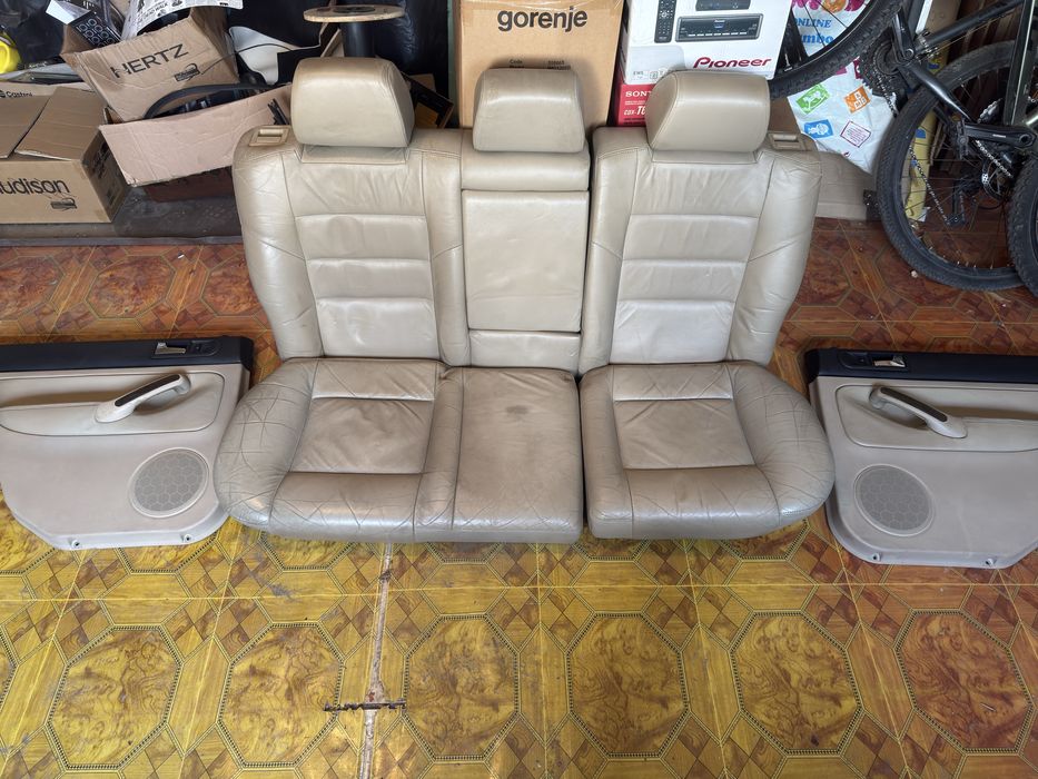 Голф4 задни бежови кожени седалки recaro