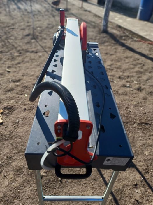 Tăiat gresie   cu apa