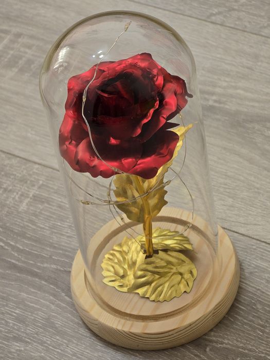 Trandafir etern în cupolă de sticlă, cu lumini LED