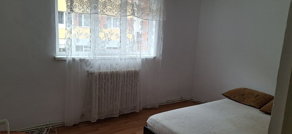 Închiriez apartament două camere , etaj 2