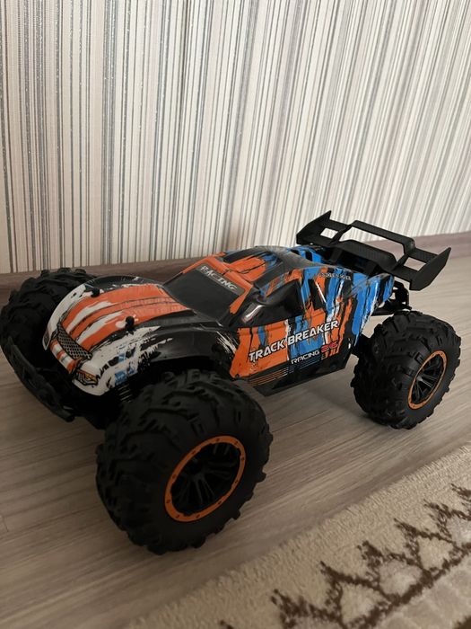 Большая машина с пультом управления