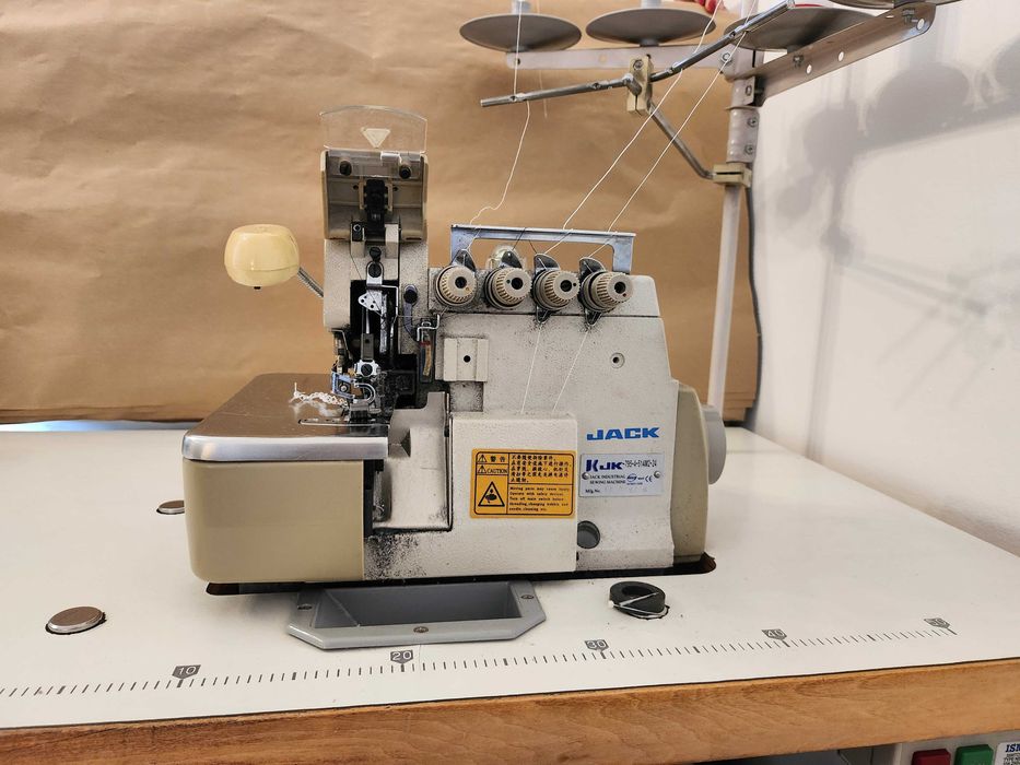 Vând mașină de cusut industriala triplock cu 5 fire