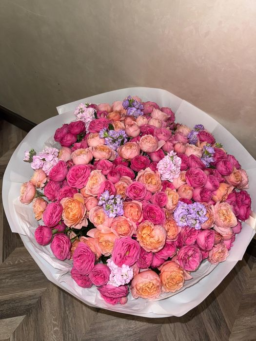 Продаю  объёмный букет пионовидных роз,— свежие