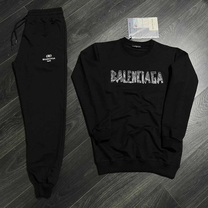 Спортен екип Balenciaga  Размери S,M,L,Xl,2Xl Цена 59лв