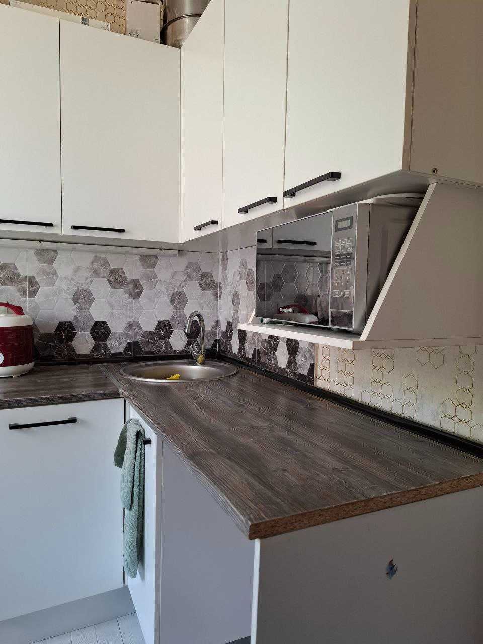 Продаётся кухонный гарнитур в комплекте, раковина, обувной шкафчик