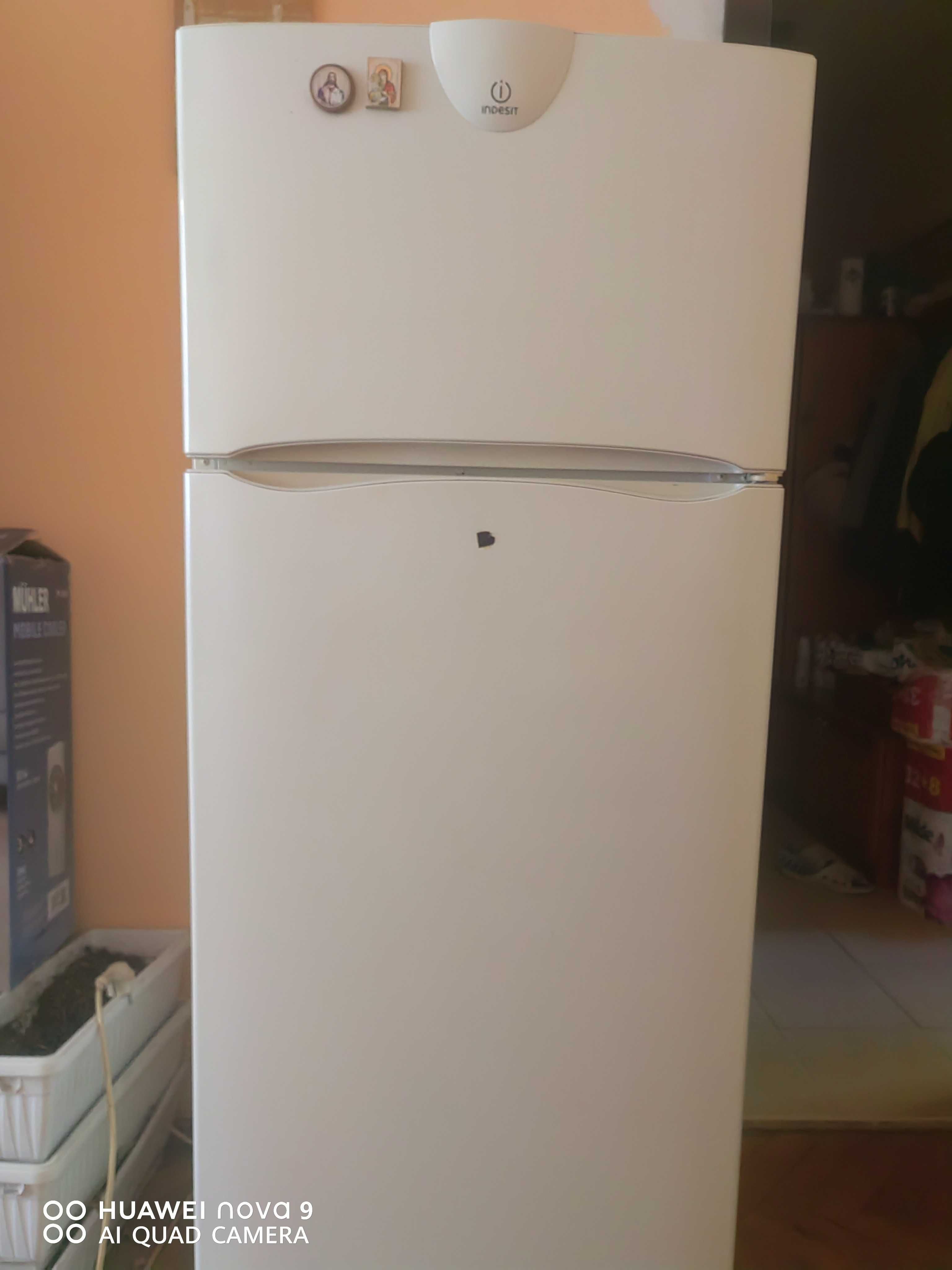 Хладилник с фризер Indesit